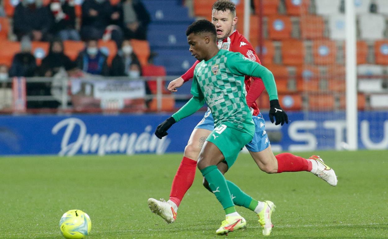 Largie Ramazani intenta irse de su defensor en una jugada del último partido disputado en Lugo.