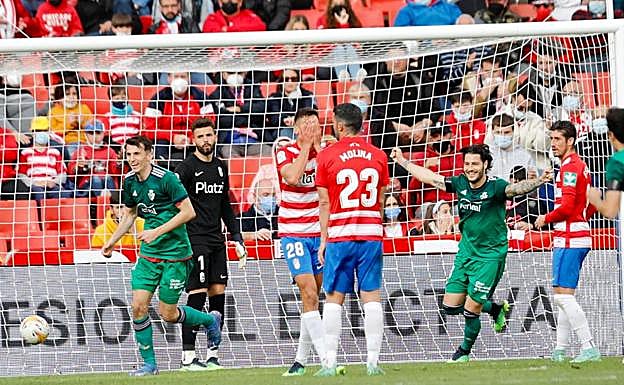 Torrente se echa las manos a la cara ante el gol de Osasuna. 