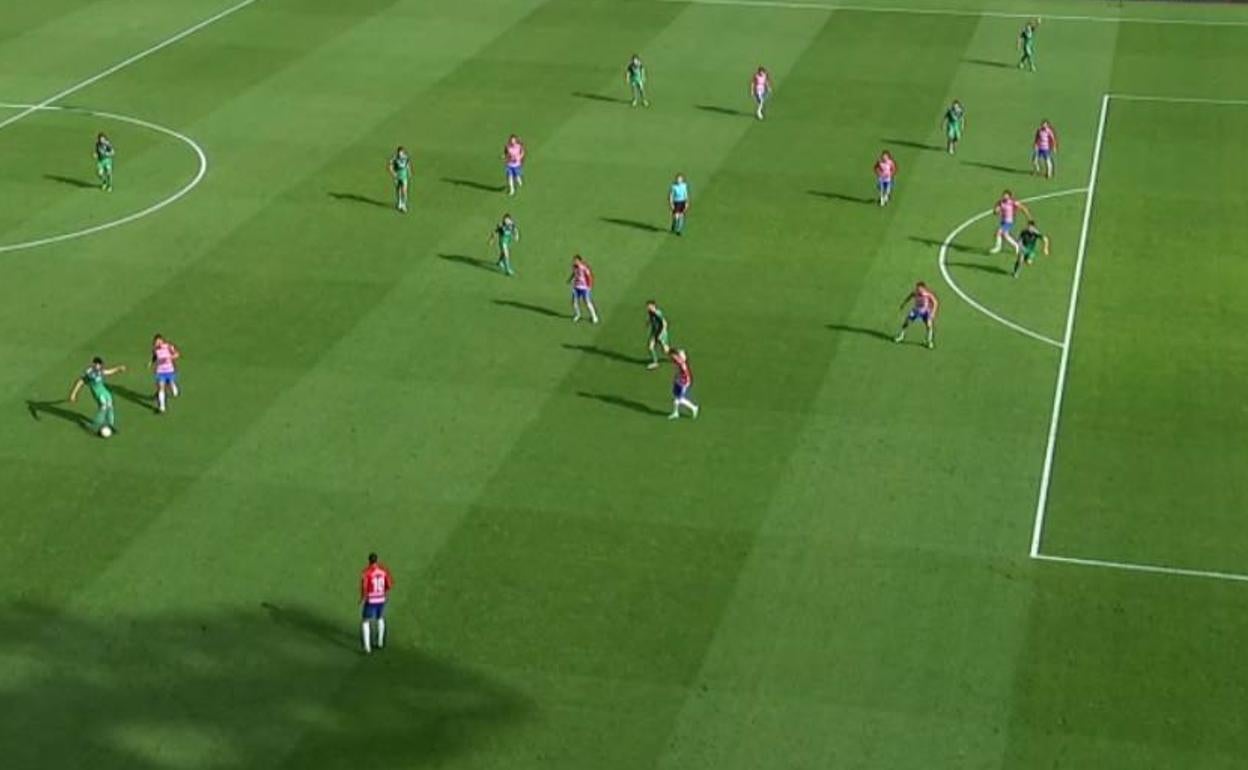 Budimir se adelanta aunque por muy pocos centímetros. 