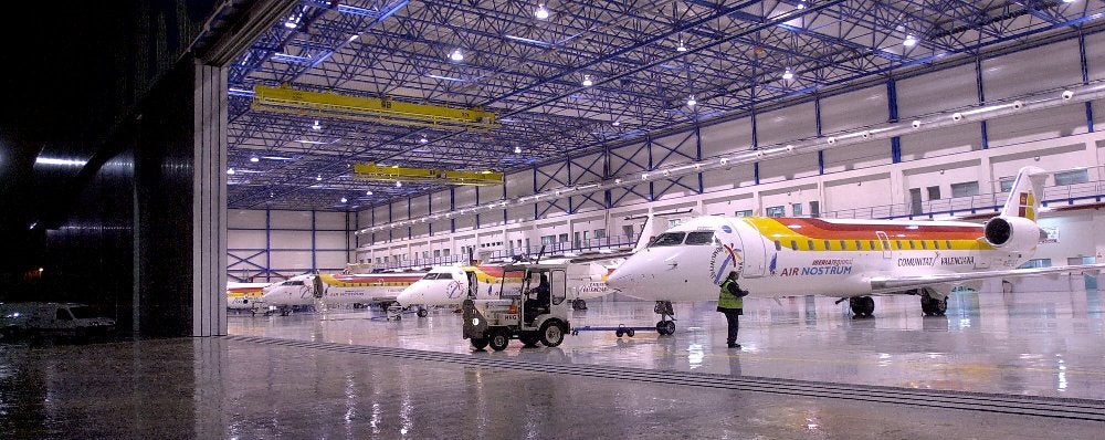 Aviones de Air Nostrum en un hangar.