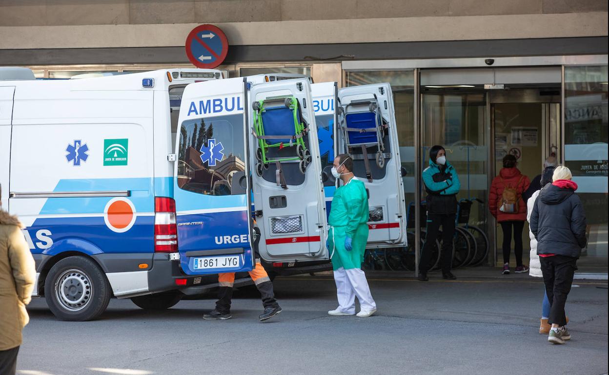 Acceso al hospital Virgen de las Nieves. 