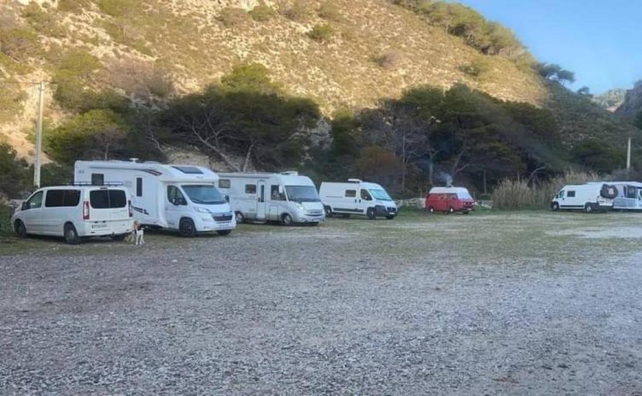 Los empresarios exigen que Almuñécar regule las autocaravanas para acabar con el colapso en las zonas de playa