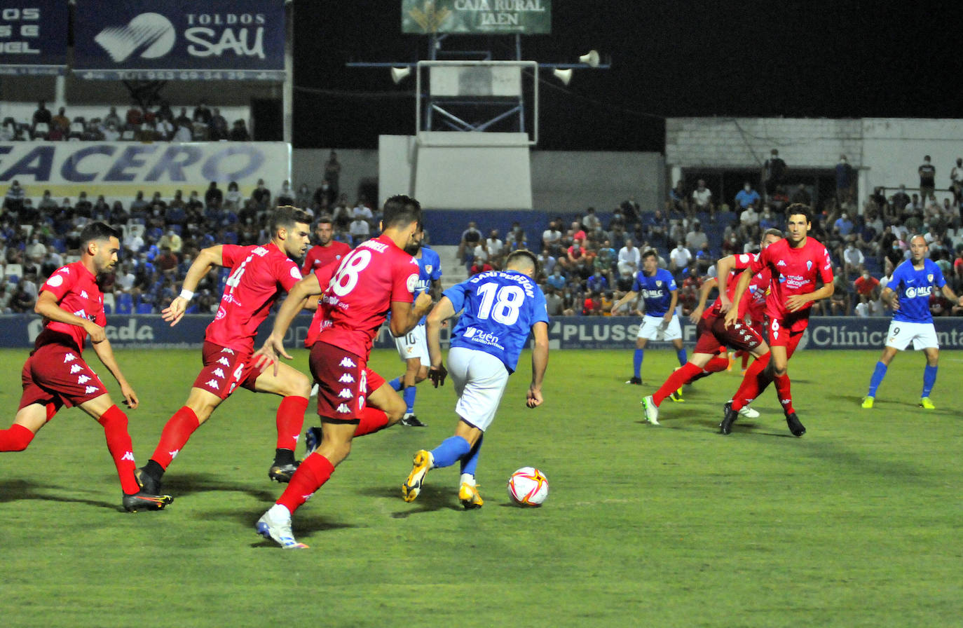 Perejón perseguido por Javi García y otros jugadores del Alcoyano. .
