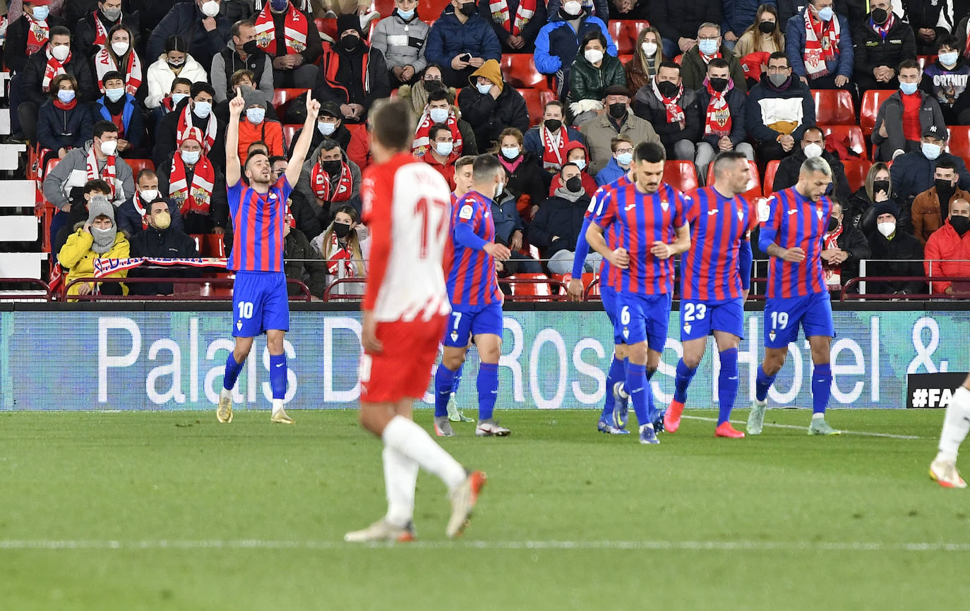 El Almería tiene que aprender a levantarse tras la derrota frente al Eibar. 