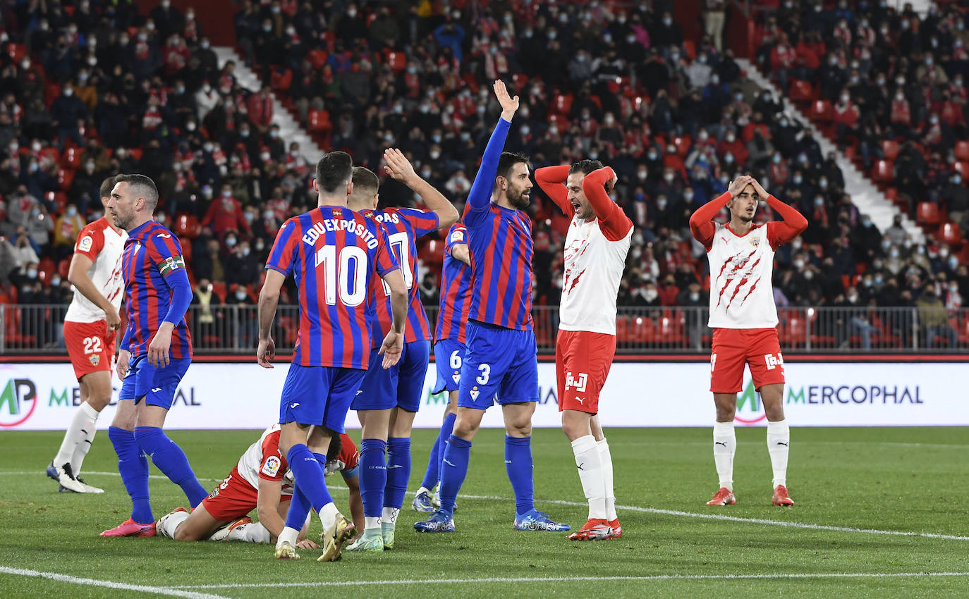 Con el tropiezo ante el Eibar, la UDA pierde el primer puesto, pero no la plaza de ascenso directo. 