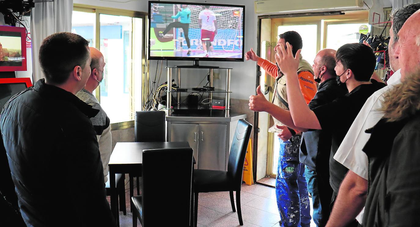 El pueblo de Carboneras vivió con frenesí el último partido de la fase de grupos del europeode balonmano, en la que los 'Hispanos' se clasificaron para la lucha por las medallas