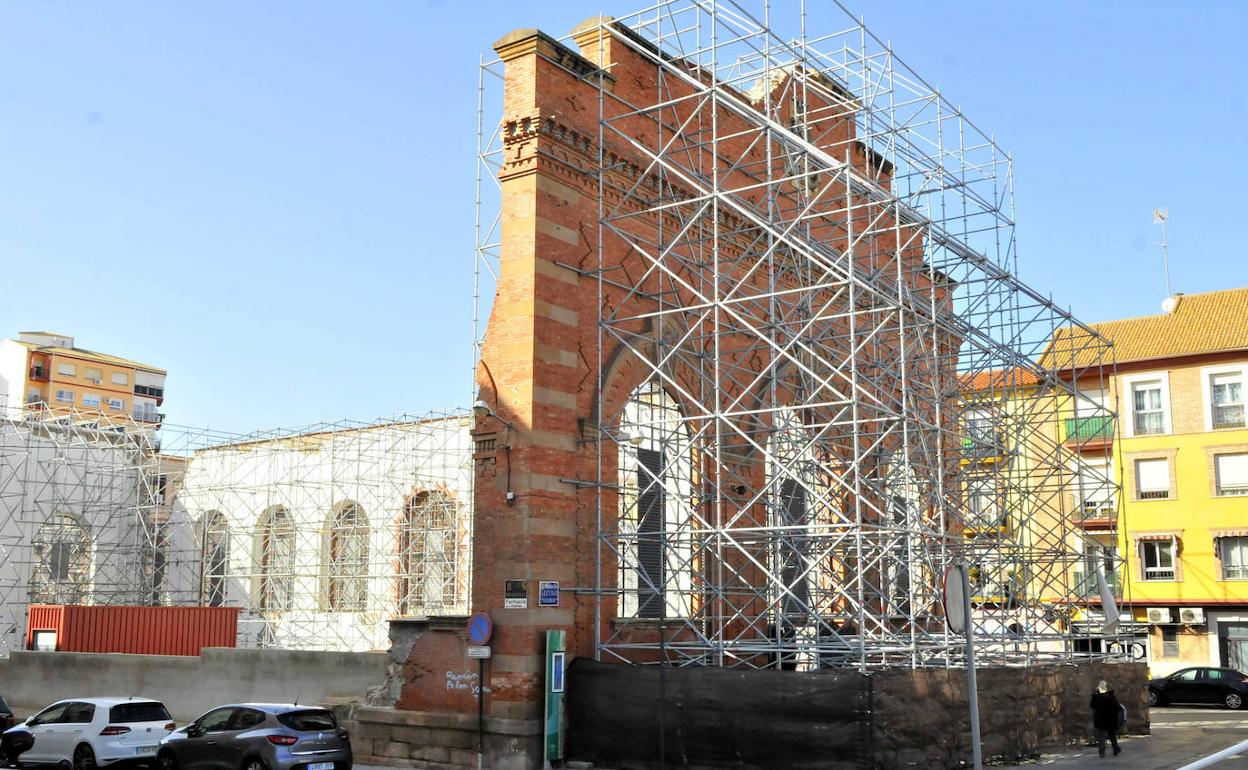 Ruinas del Mercado de Santiago, sostenidas mediante un andamiaje para darles estabilidad. 