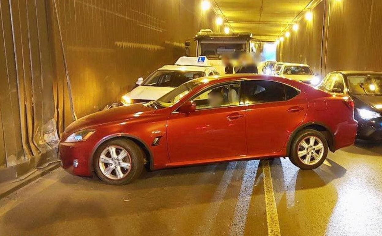 El coche rojo intentaba adelantar al vehículo de prácticas cuando se produjo el accidente. 