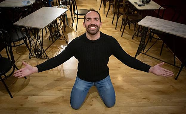 Imagen principal - Manuel González, monologuista científico e inventor de la astrocopla. 