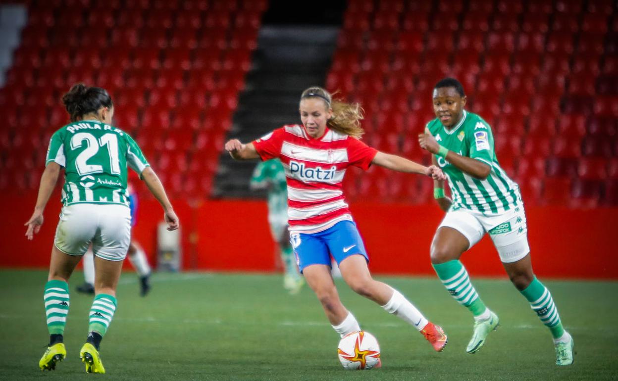 Raquel controla el esférico ante dos béticas. 