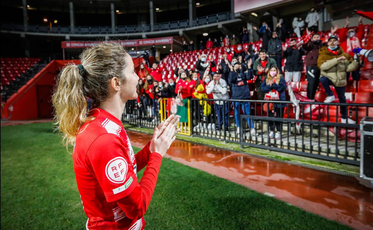 Lauri, la capitana, se acercó a la grada a agradecer el apoyo. 