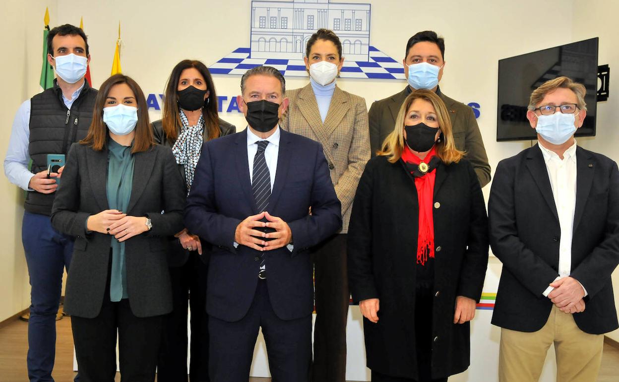 El alcalde, Raúl Caro, con los tenientes de alcalde y concejales del equipo de Gobierno. 