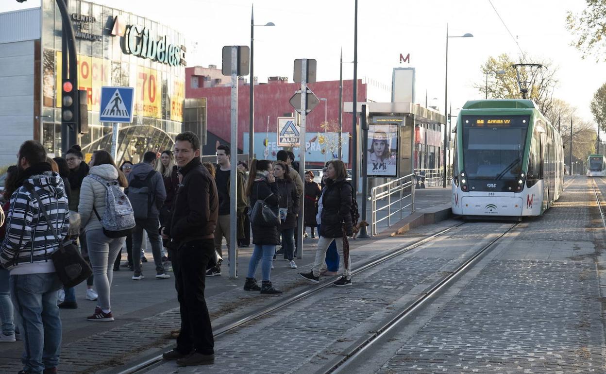 El metro a su paso por Armilla en una imagen de archivo.
