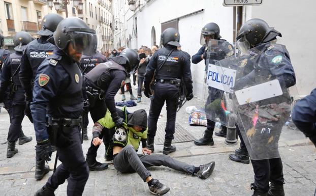 Agentes interviniendo en la zona.