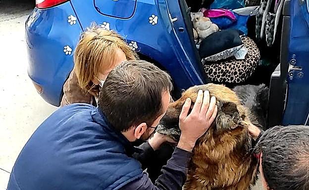 Momento en el que Dico se reencontró con su familia.