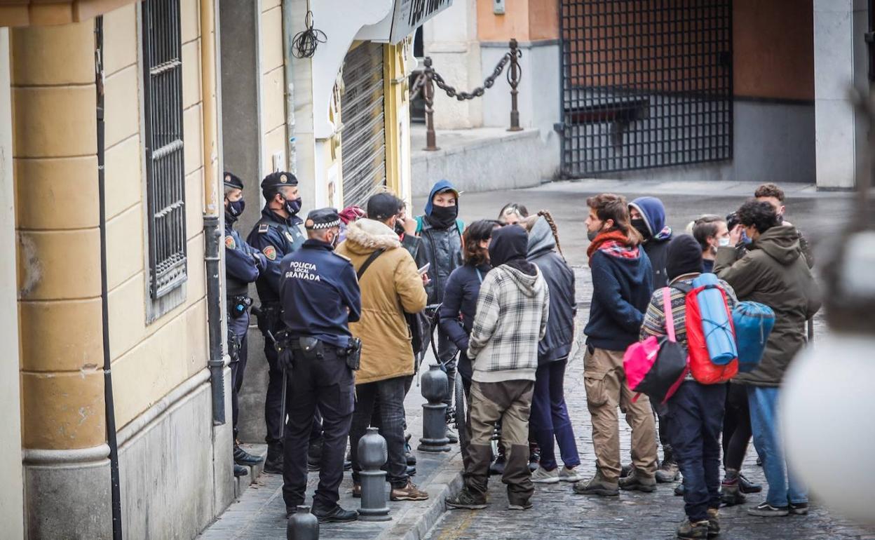 Distintas familias negocian el acceso al inmueble ocupado.