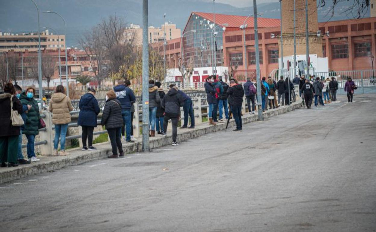 Largas colas ayer en Fermasa para vacunarse sin cita previa.