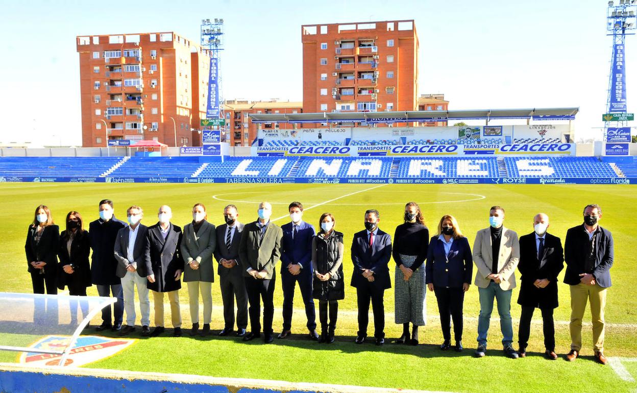 Autoridades visitan el Estadio Municipal de Linarejos. 