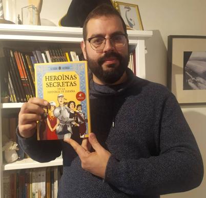 Juan de Aragón, 'El Fisgón Histórico', con su libro.