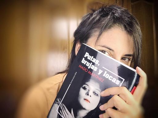 Mado Martínez, con su libro 'Putas, brujas y locas', donde cuenta la historia de la cirujana granadina.