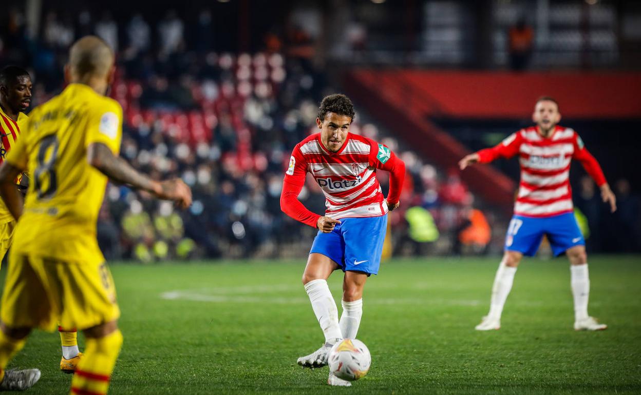 Luis Milla golpea la pelota durante un partido. 