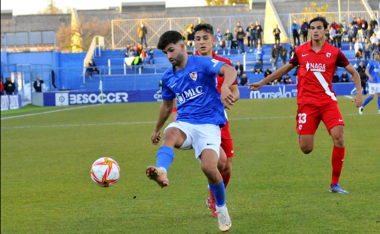 Alejandro Meléndez controlando el balón en un partido como local. 