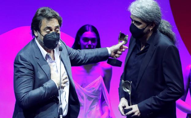 Javier Bardem, mejor actor protagonista por 'El buen patrón', y Fernando León, Feroz al mejor guion. De fondo, Ana Rujas, protagonista de 'Cardo' y mejor actriz de una serie.