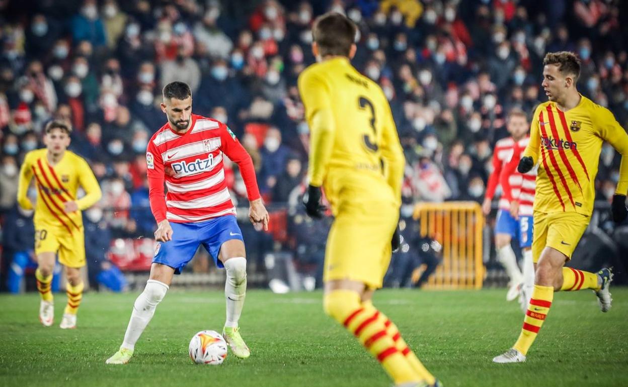 Maxime Gonalons, ante el Barça. 
