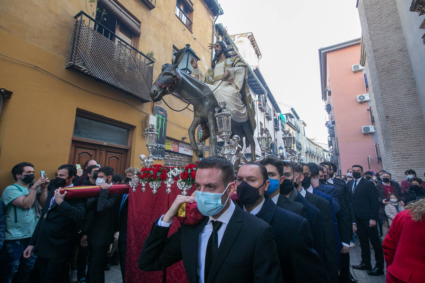 La Borriquilla y el Nazareno, por las calles de Granada.