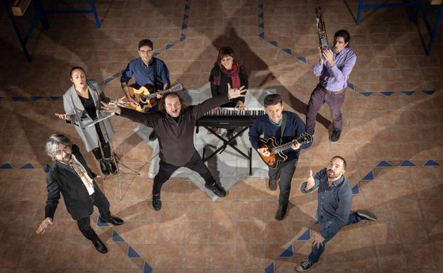 La banda, en el patio del Instituto de Astrofísica. 