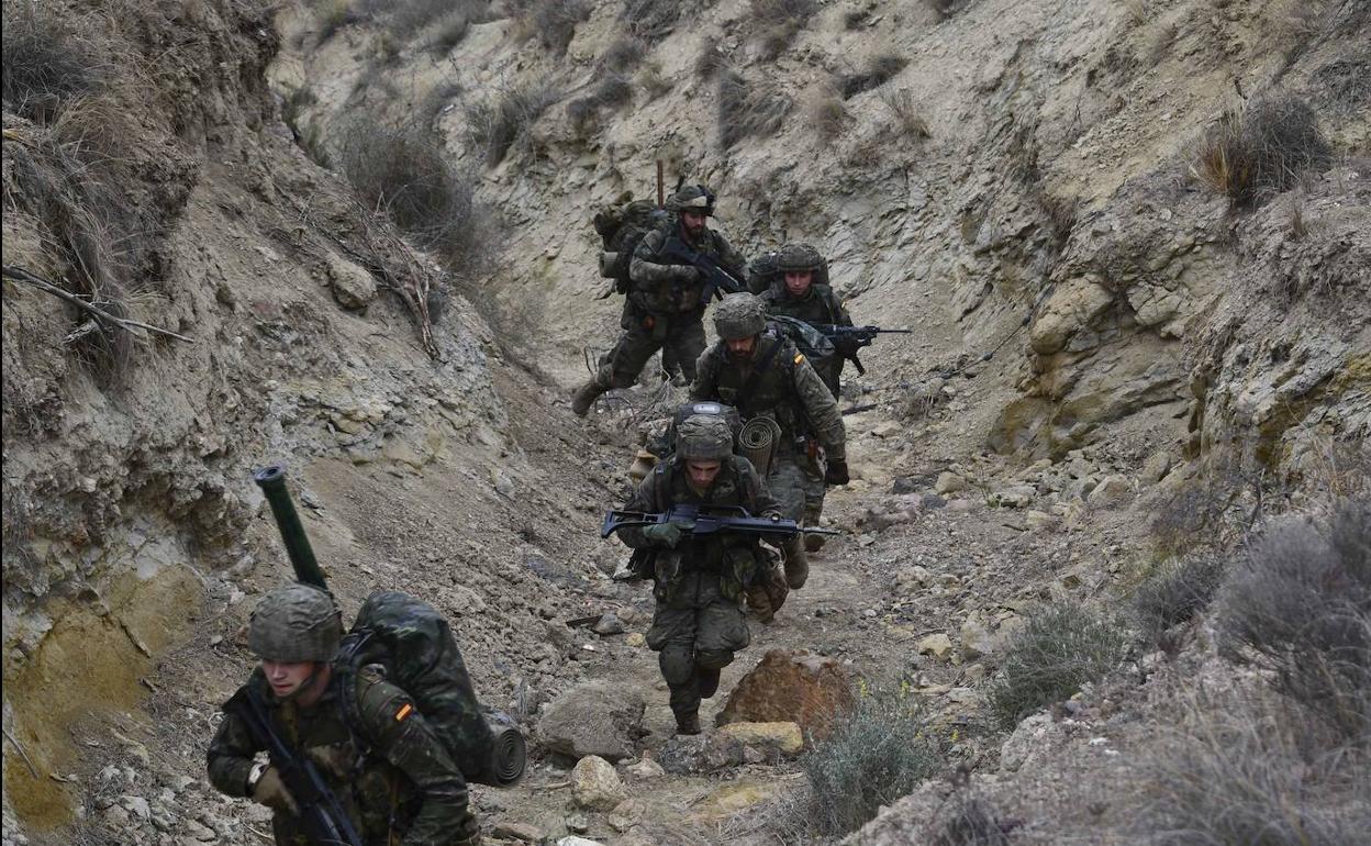 Efectivos del Grupo de Combate 'Colón' a los pies de Sierra Alhamilla. 