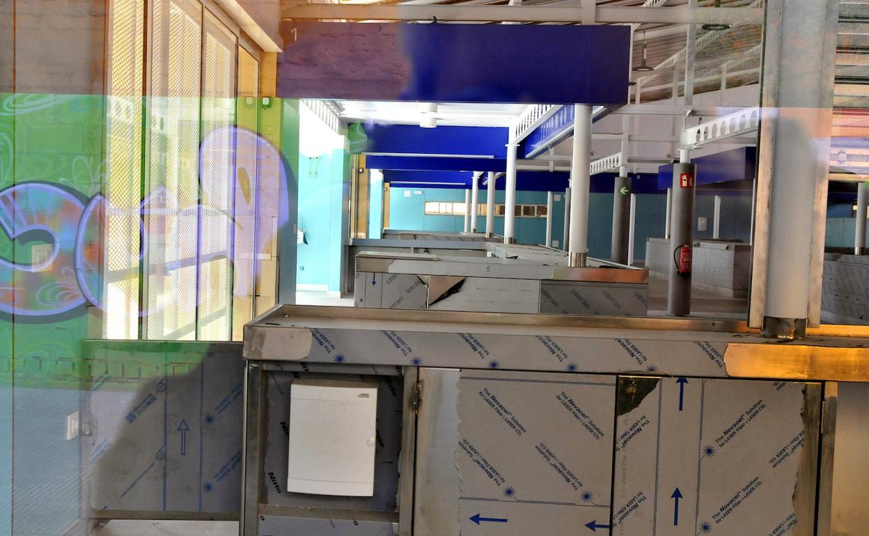 Interior del mercado de frutas, en proceso de remodelación. 