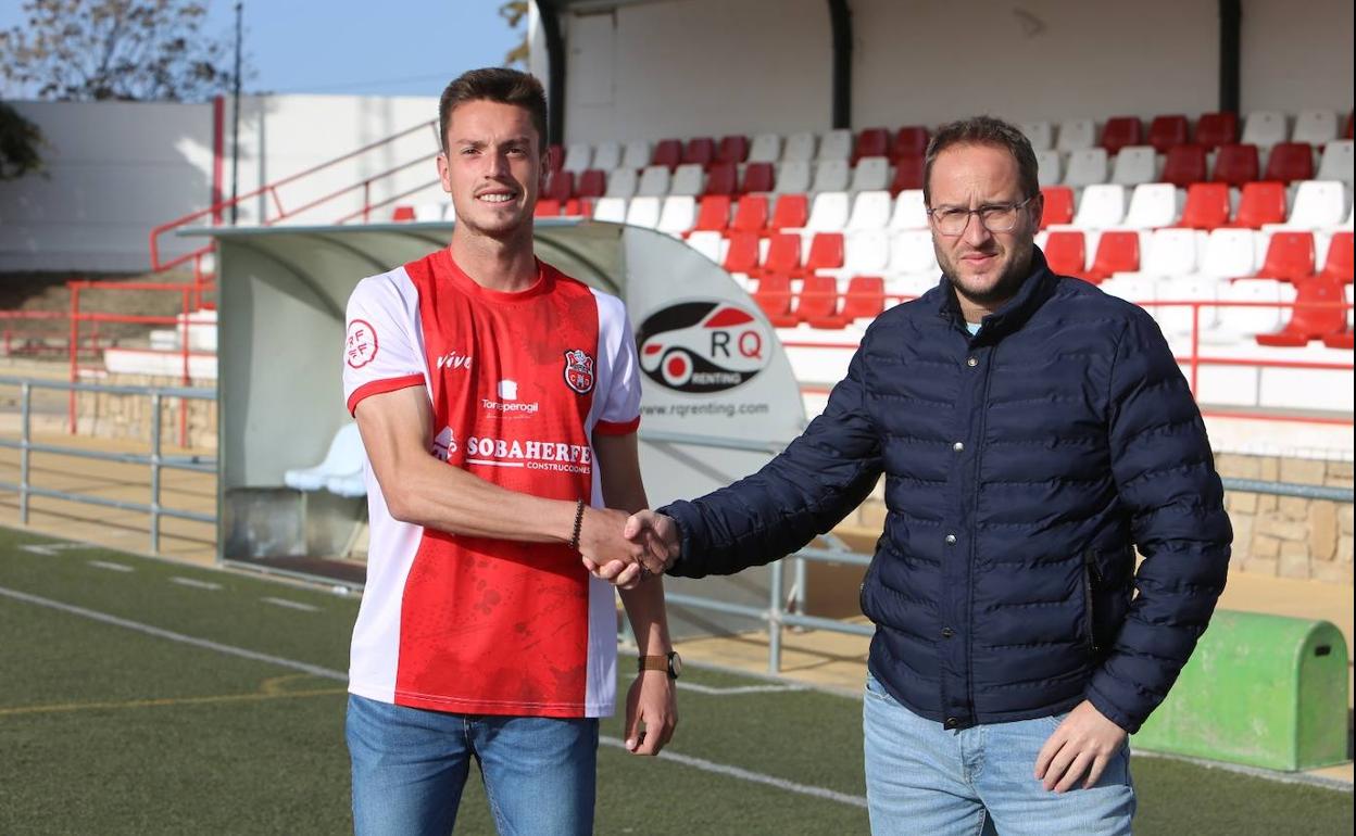 Pekes firma por el Torreperogil. 