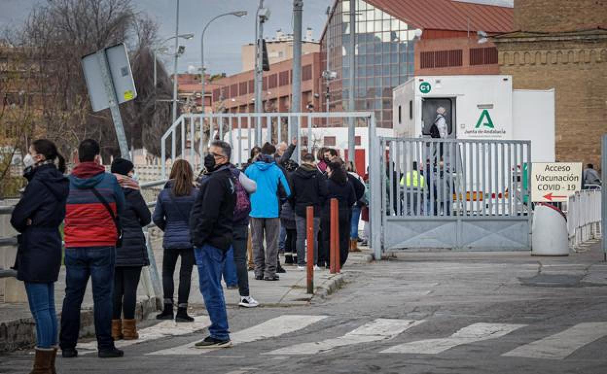 Colas en Fermasa para vacunarse en la última campaña de inmuización sin cita, hace unos días