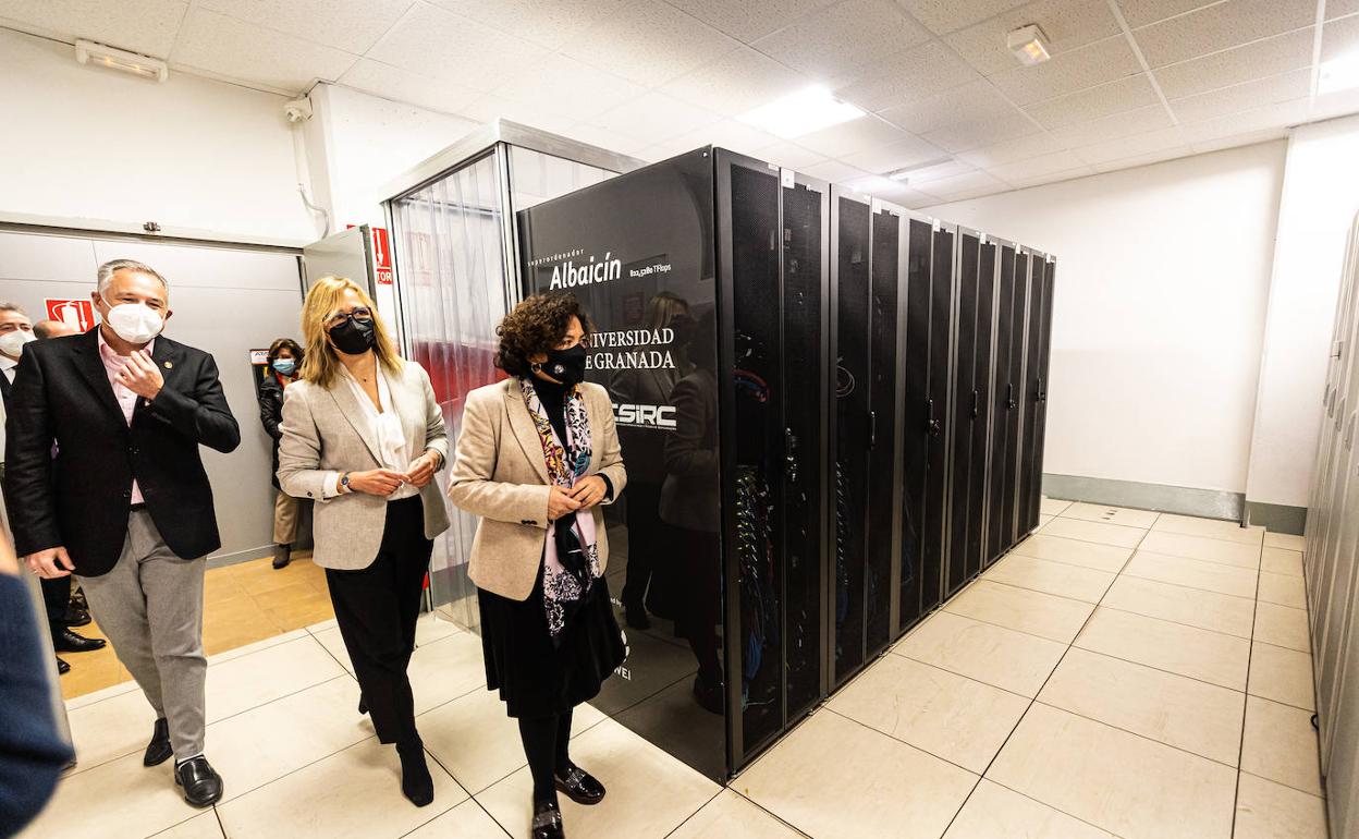 Las autoridades universitarias, en la presentación del supercomputador Albaicín. 