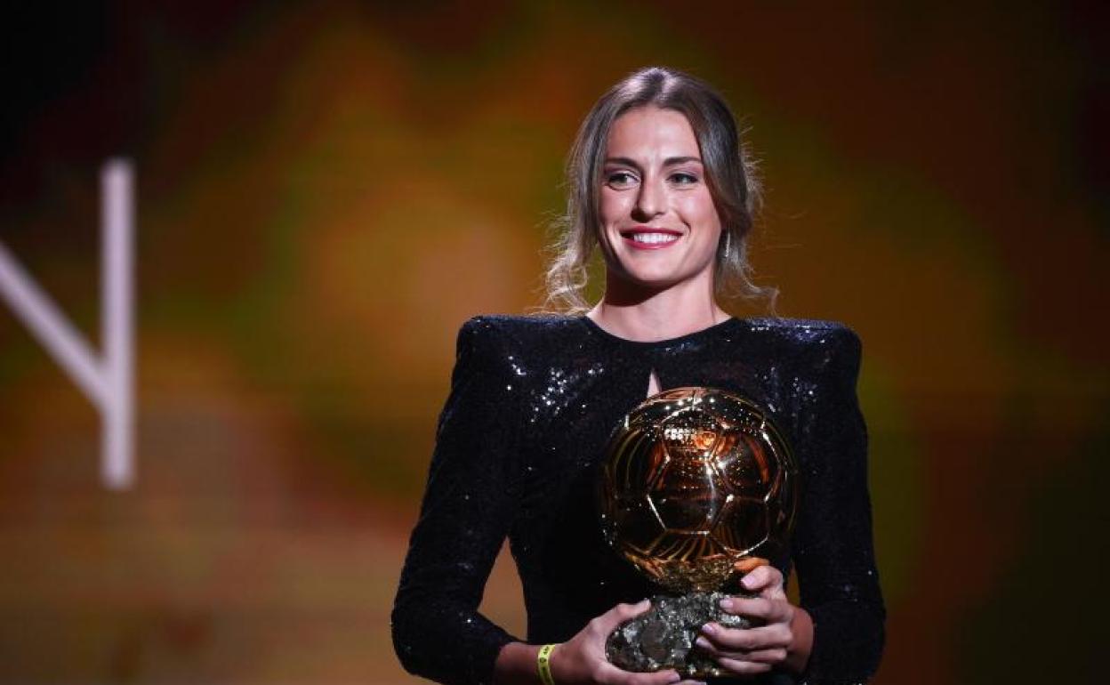 Alexia Putellas, con el Balón de Oro de 2021.