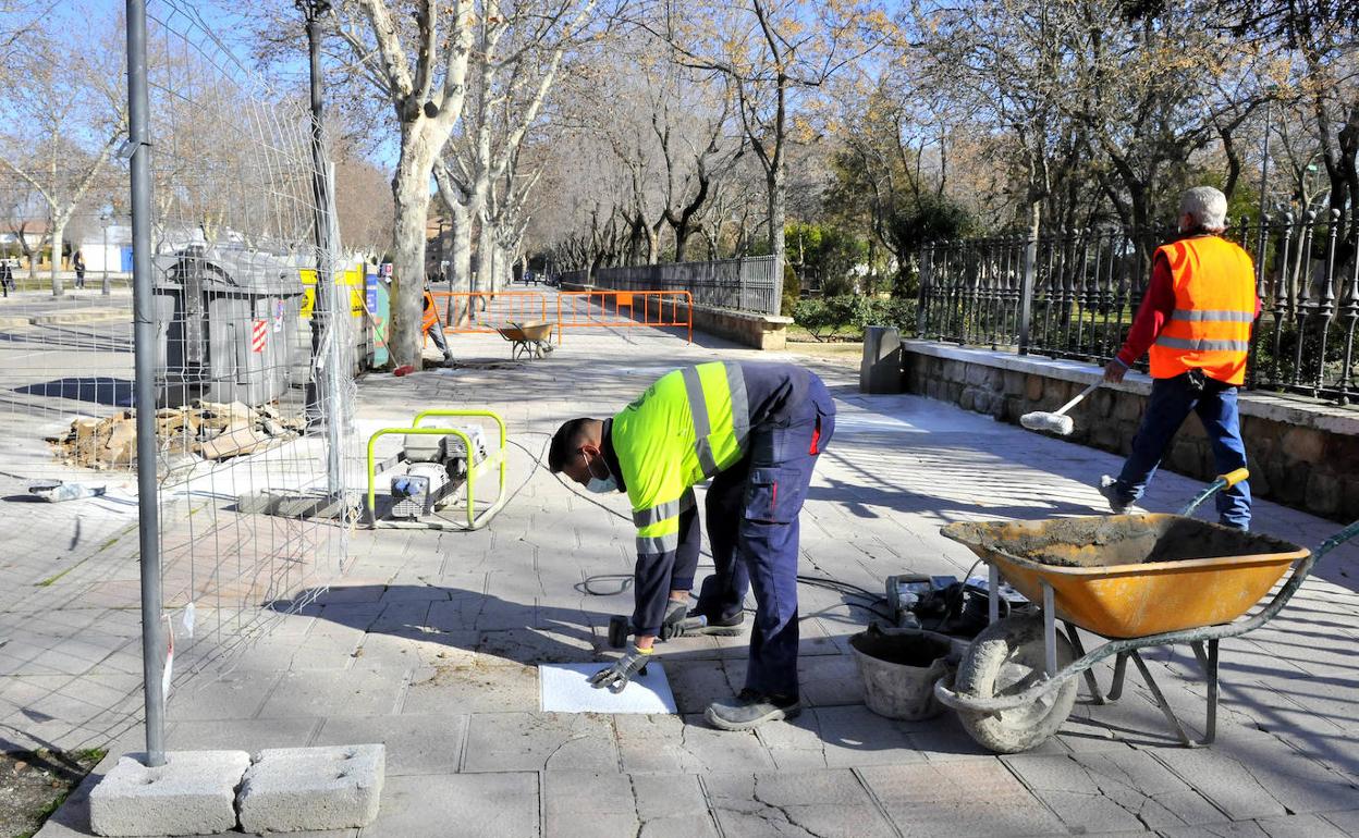 Trabajos de sustitución de baldosas del Paseo de la Ermita, a principios del año pasado, con el PFEA. 