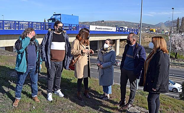 El equipo de Gobierno de Peligros junto al puente que cruza la A-44.