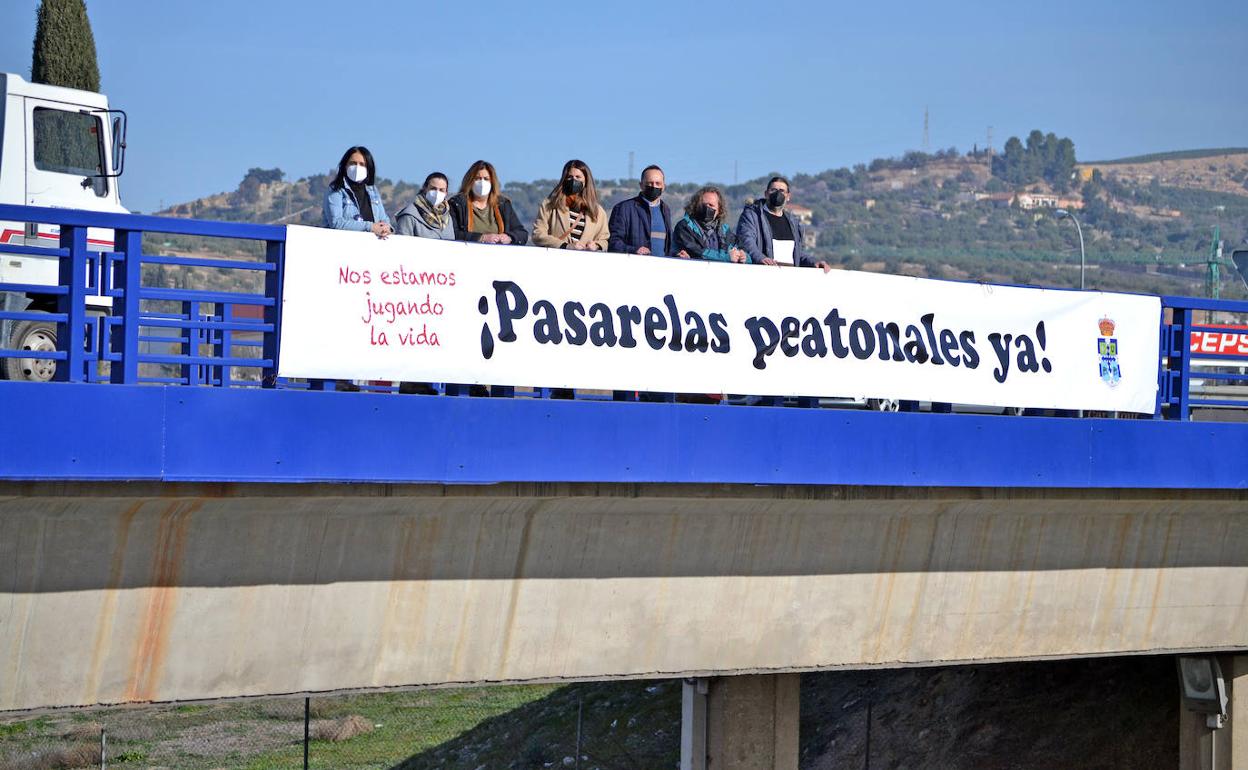 El equipo de gobierno de Peligros junto a una pancarta reivindicativa sobre la A-44.
