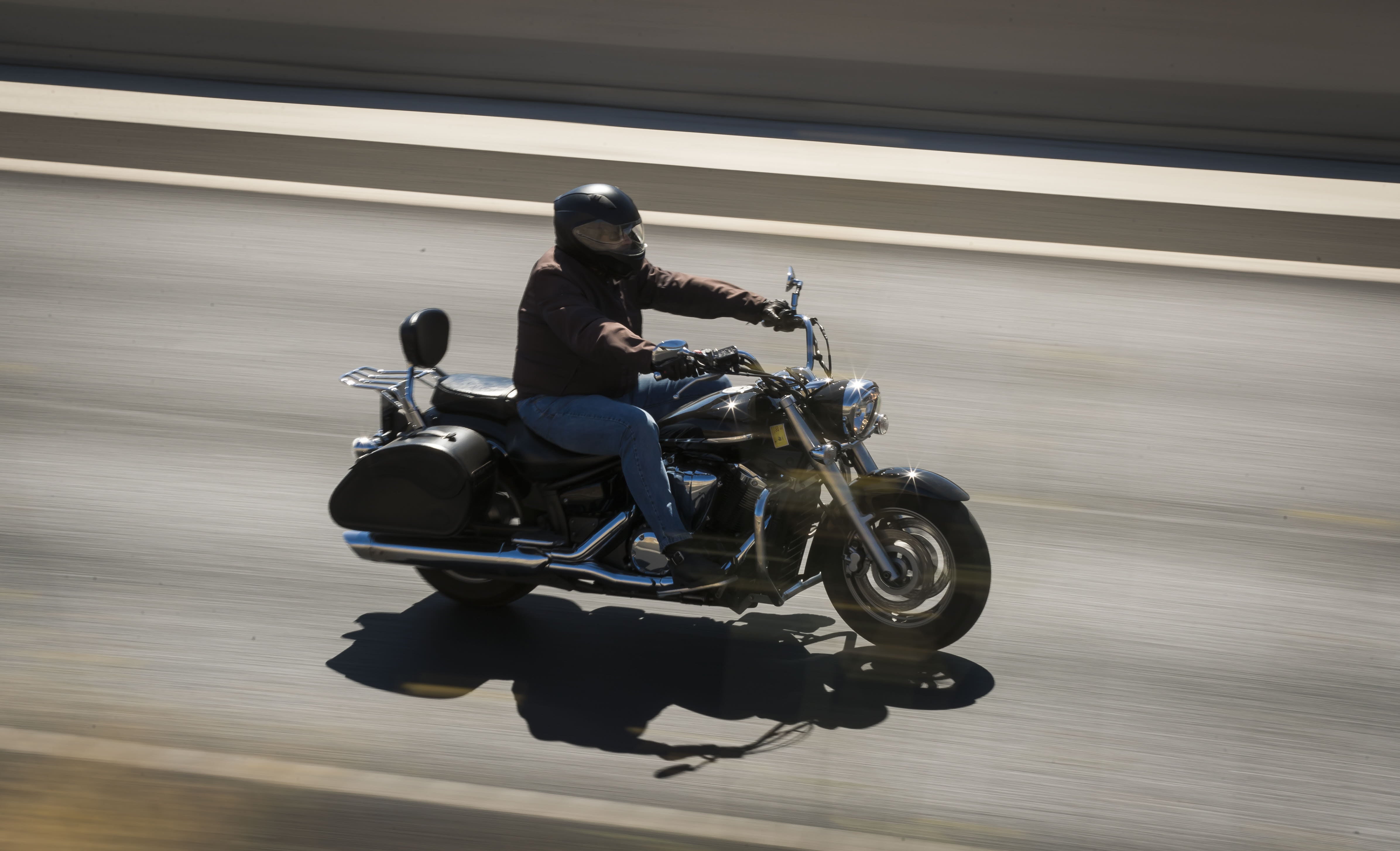 Una motocicleta circulando por autovía.