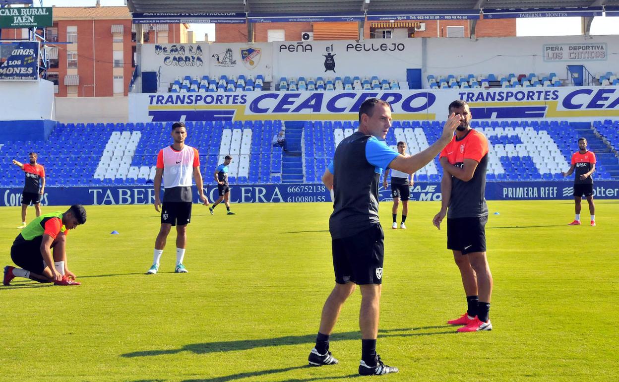 Alberto González dando instrucciones durante un entrenamiento en Linarejos, escenario de este fin de semana. 