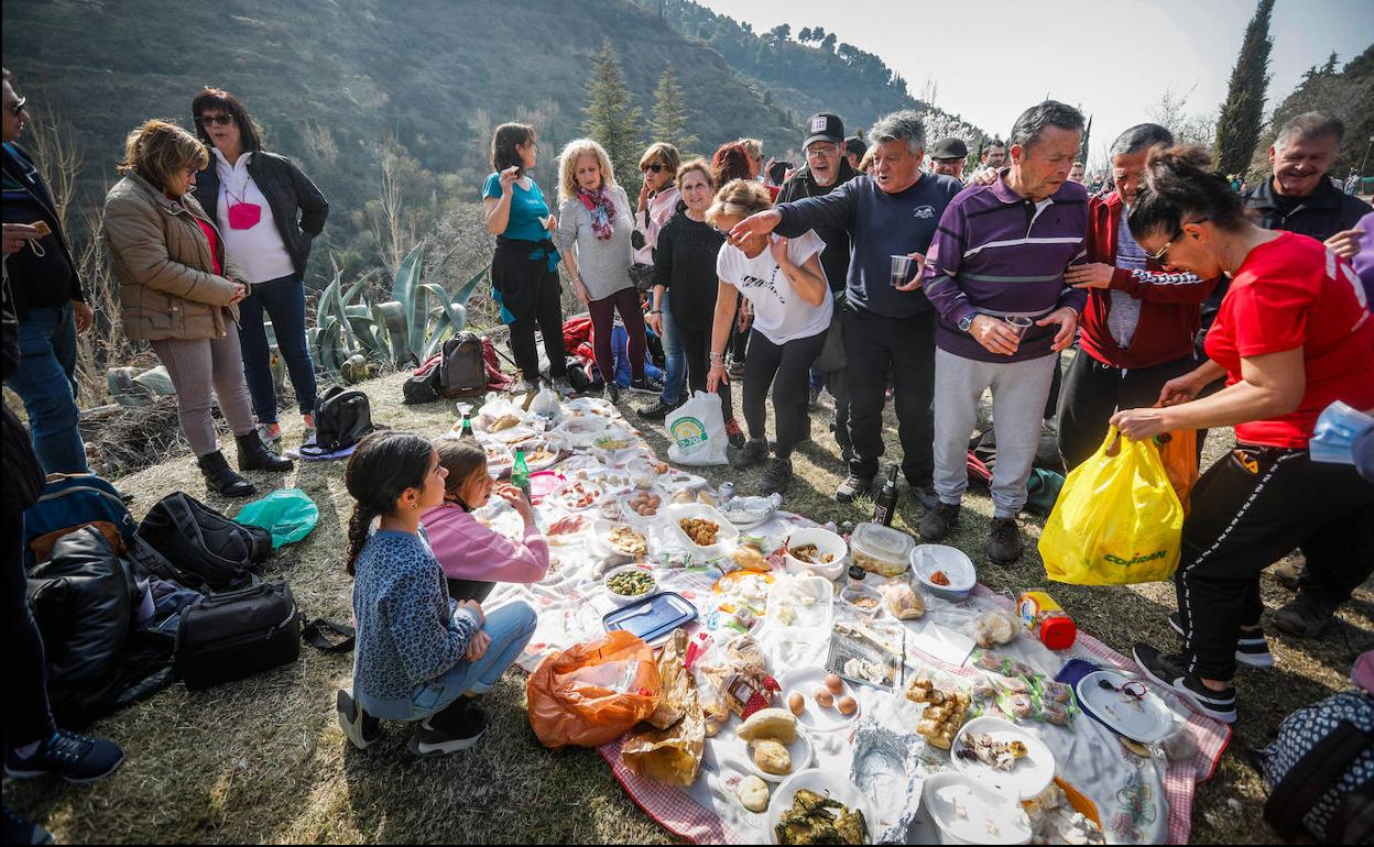 Un buen picnic para reponer fuerzas tras la peregrinación romera a la Abadía del Sacromonte.