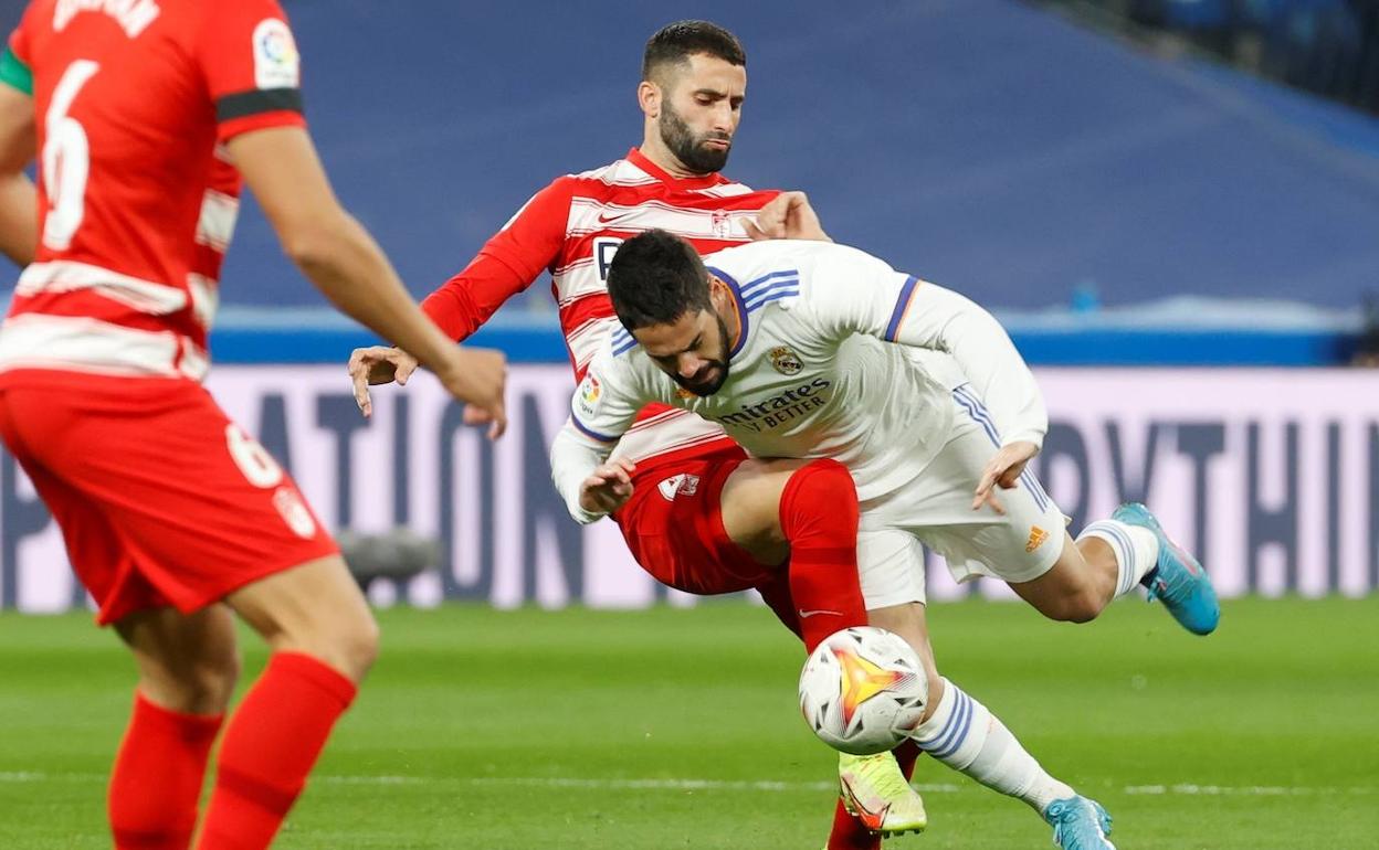 El centrocampista francés impide el avance de Isco. 