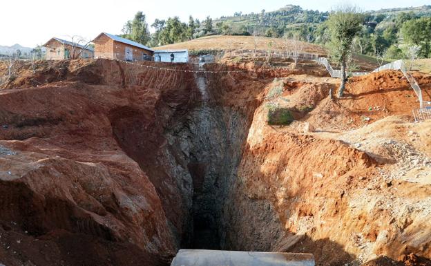 Vista general del cerro, ya abierto por los trabajos de extracción, en cuyo interior quedó atrapado Rayan.