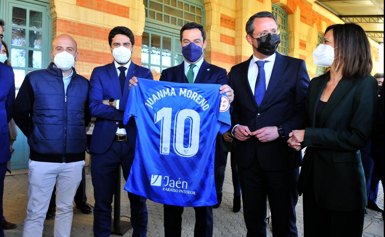 El presidente de la Junta de Andalucía luce la camiseta del Linares Deportivo junto a la directiva. 