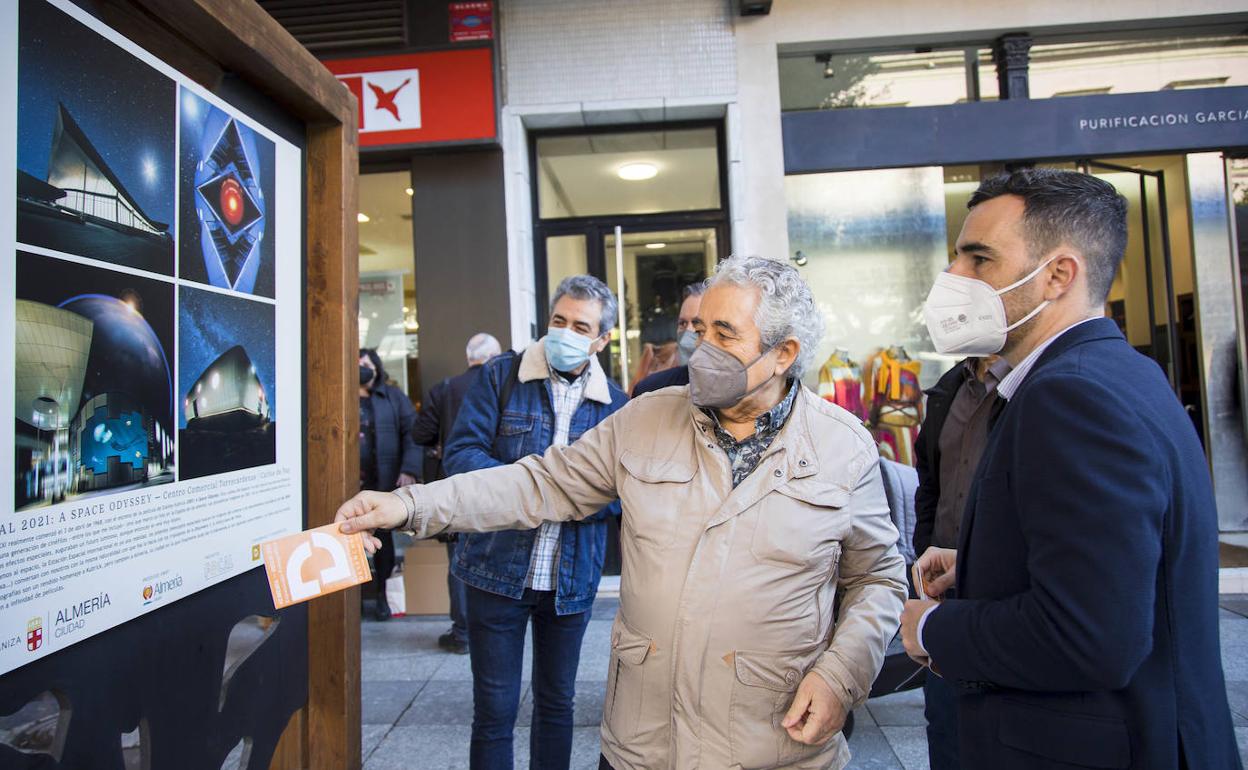 Carlos de Paz muestra a Sánchez particularidades de la exposición fotográfica al aire libre. R. I.