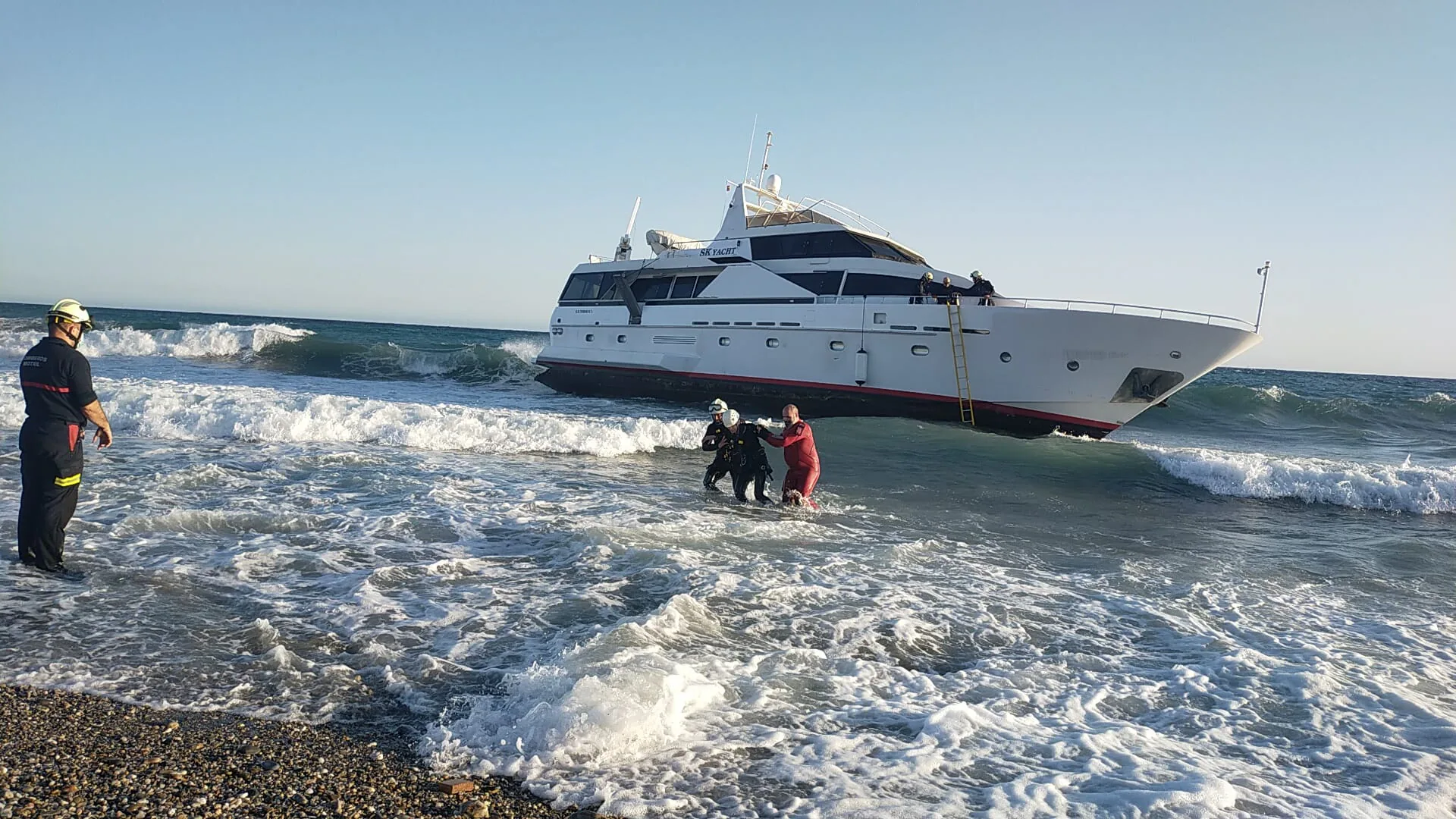 Una avería en la embarcación ha provocado que vare con tres ocupantes dentro