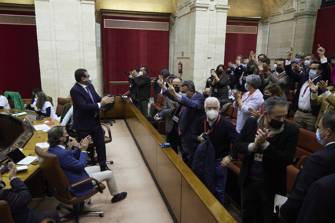 Agricultores invitados aplauden el resultado de la votación. 