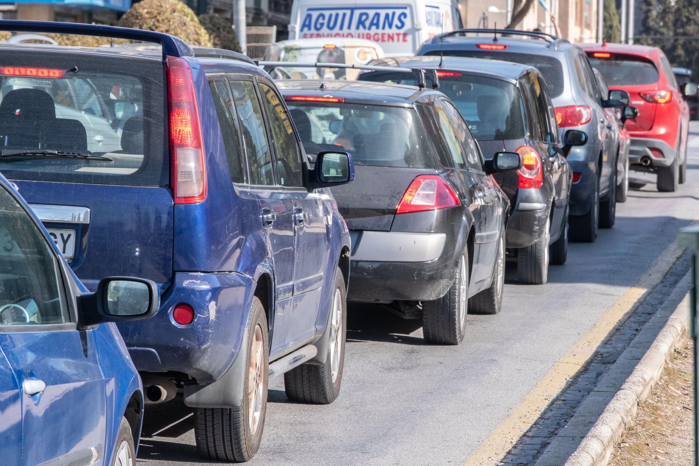 La multa de 200 euros por llevar más de una pegatina de la ITV en el coche
