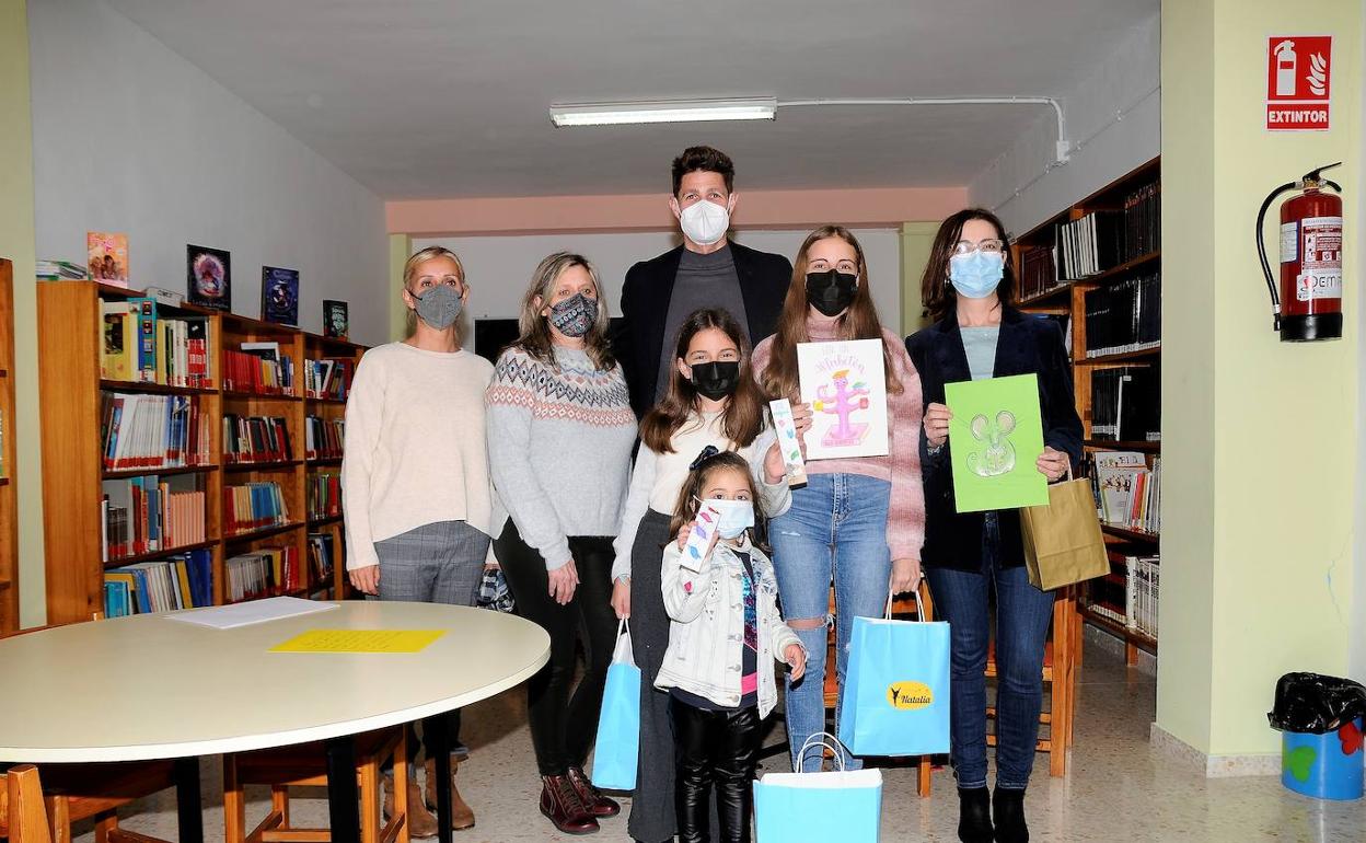 La Biblioteca de Lanjarón elige su mascota y su separador de lectura y marca páginas